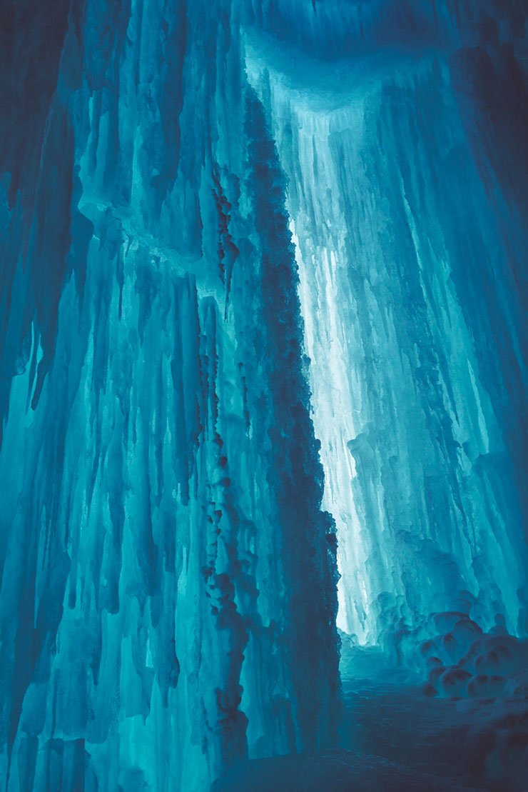 Голубая пещера из-за льда