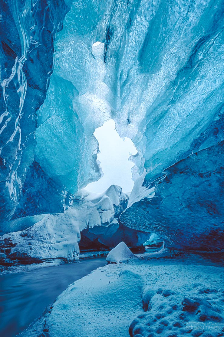 Ледяная река, в зеркально ледяной пещере